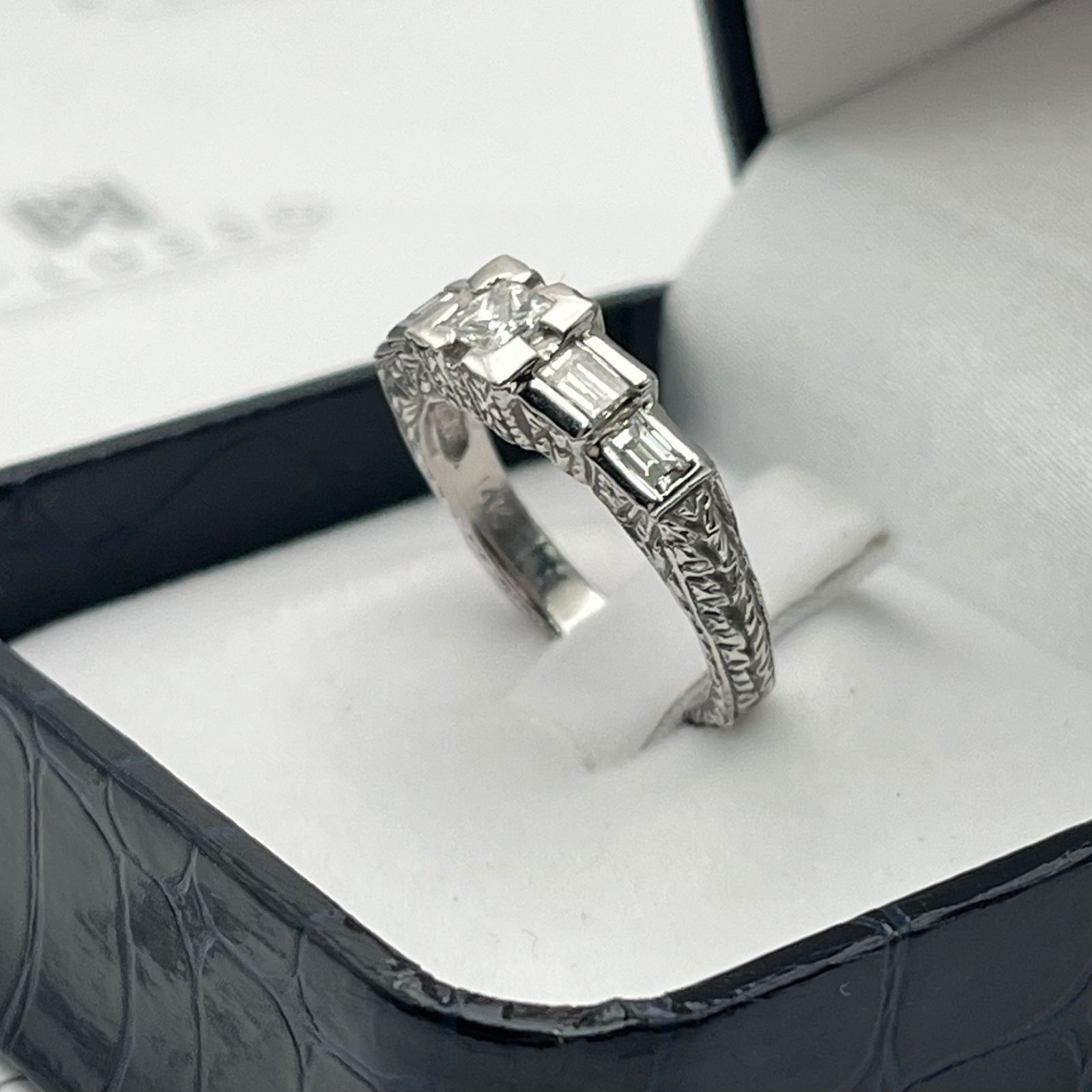 Anillo tallado diamantes