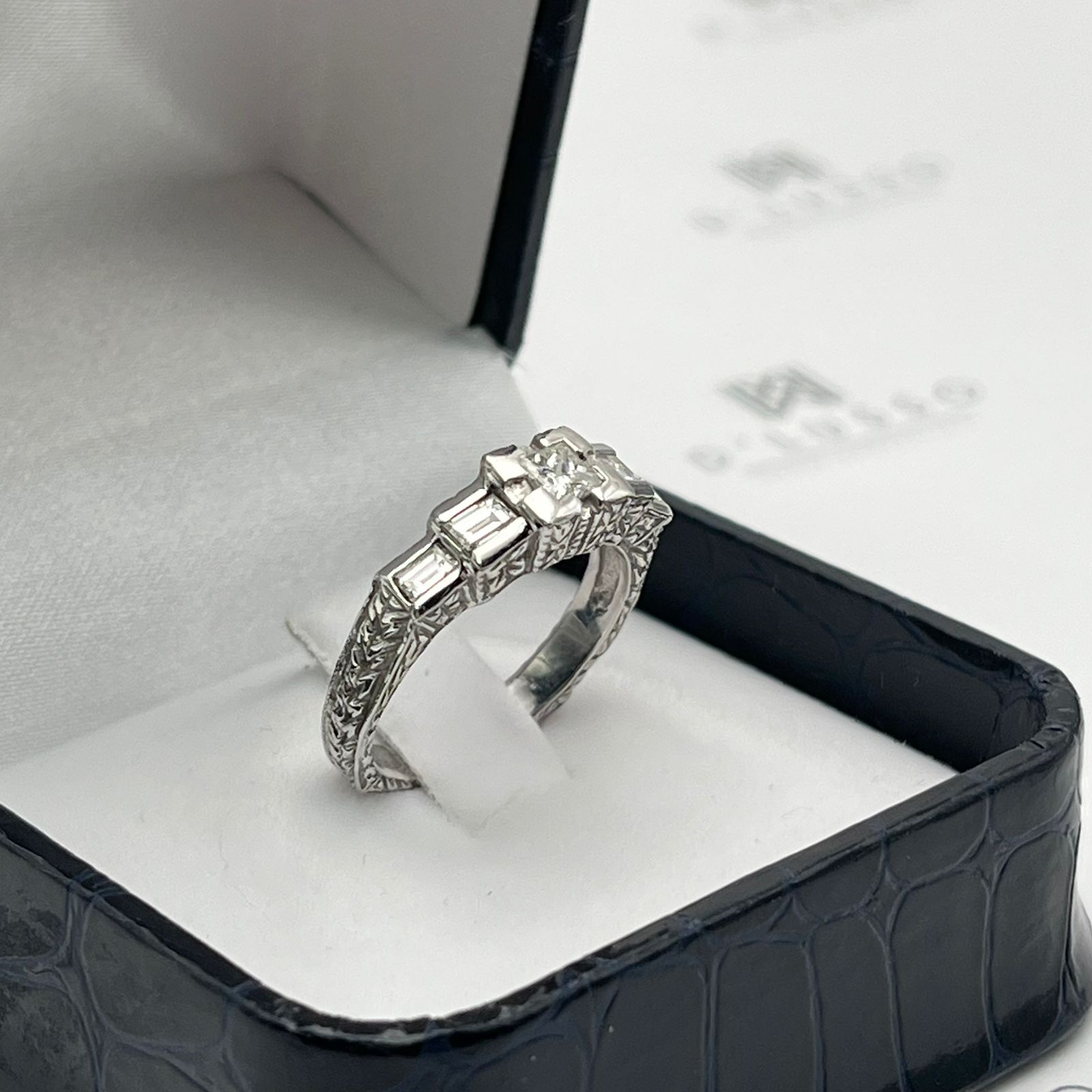 Anillo tallado diamantes - Imagen 3