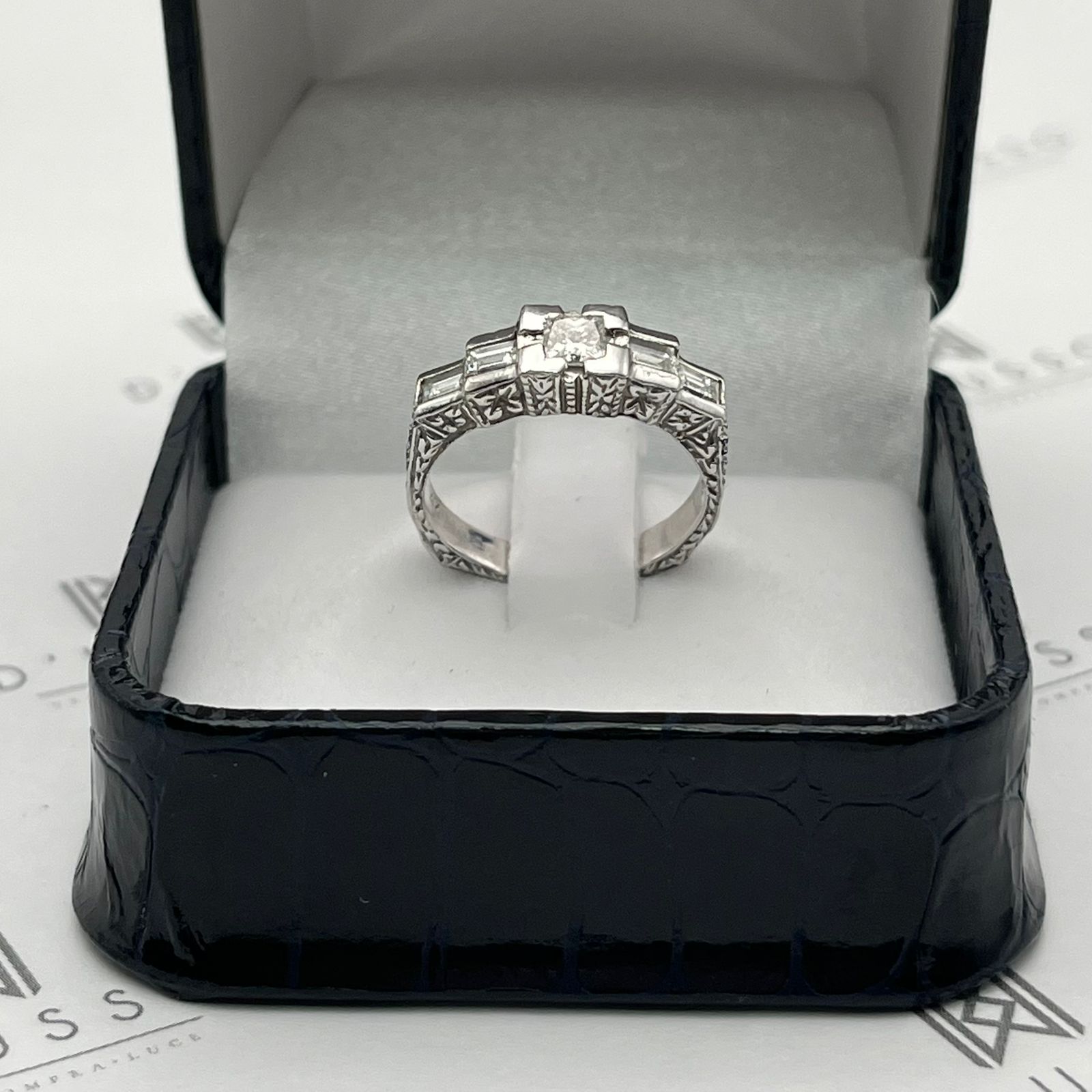 Anillo tallado diamantes - Imagen 2