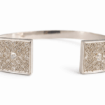 Esclava de oro y cuadrados brillantes