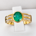 Anillo esmeralda oval y diamantes