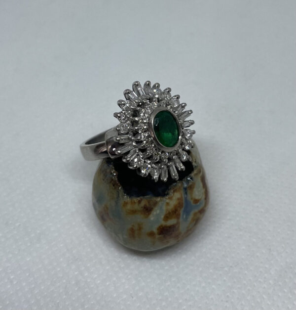 Anillo esmeralda halo diamantes