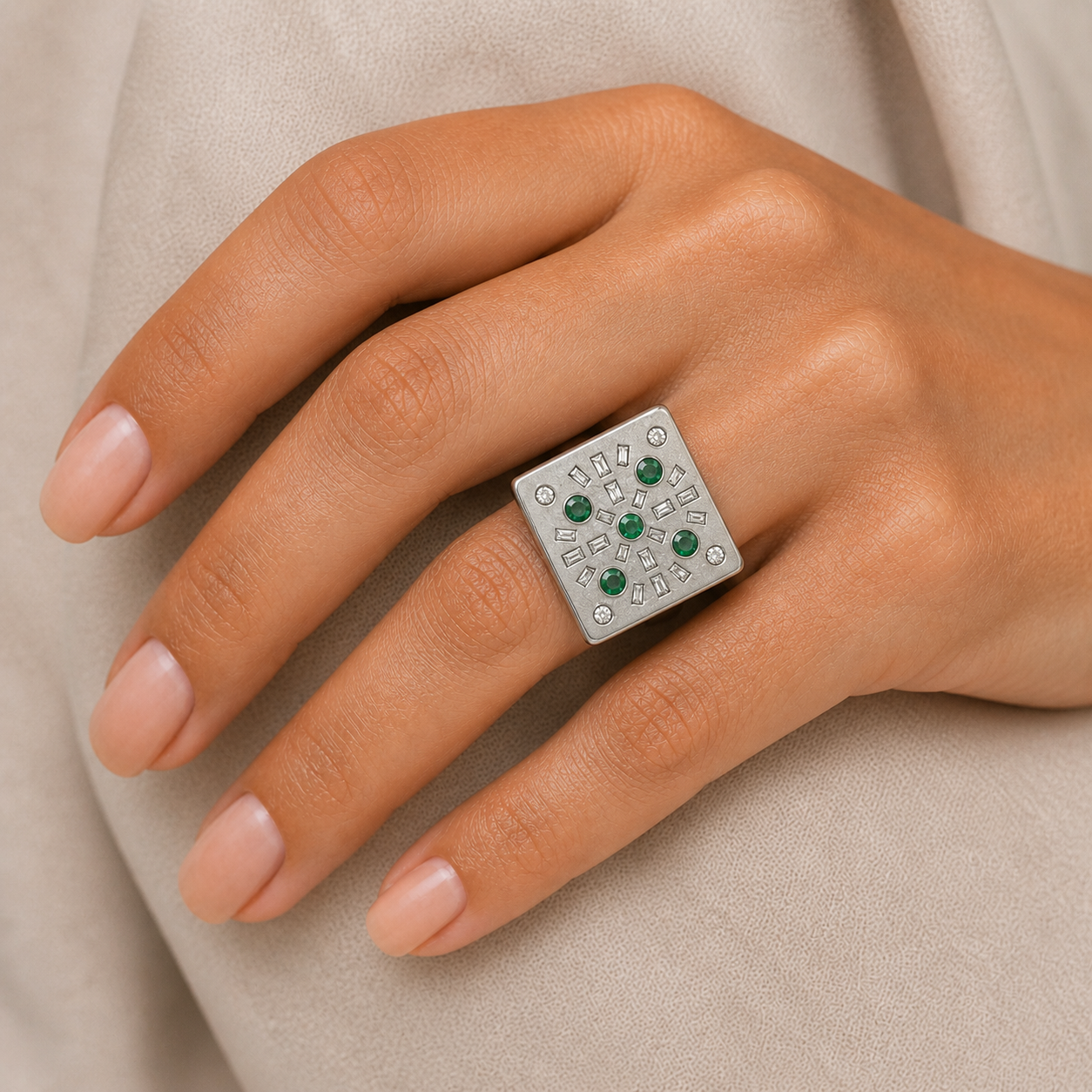 Anillo cuadrado diamantes y esmeraldas - Imagen 3