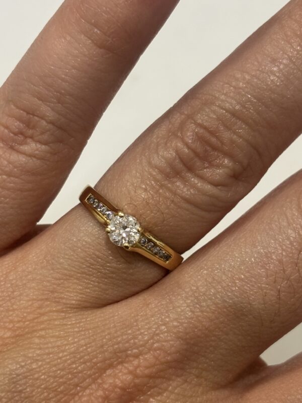 Anillo solitario con cintillo - Imagen 4