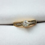 Anillo solitario con cintillo