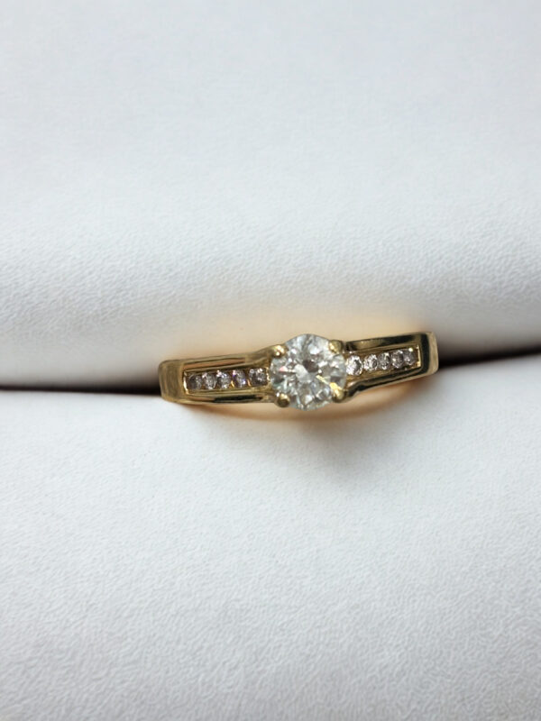 Anillo solitario con cintillo