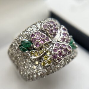 Anillo flor zafiros fancy, diamantes y esmeraldas