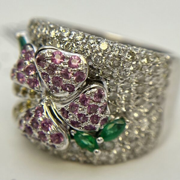 Anillo flor zafiros fancy, diamantes y esmeraldas - Imagen 3