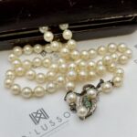 Collar con broche calcedonias