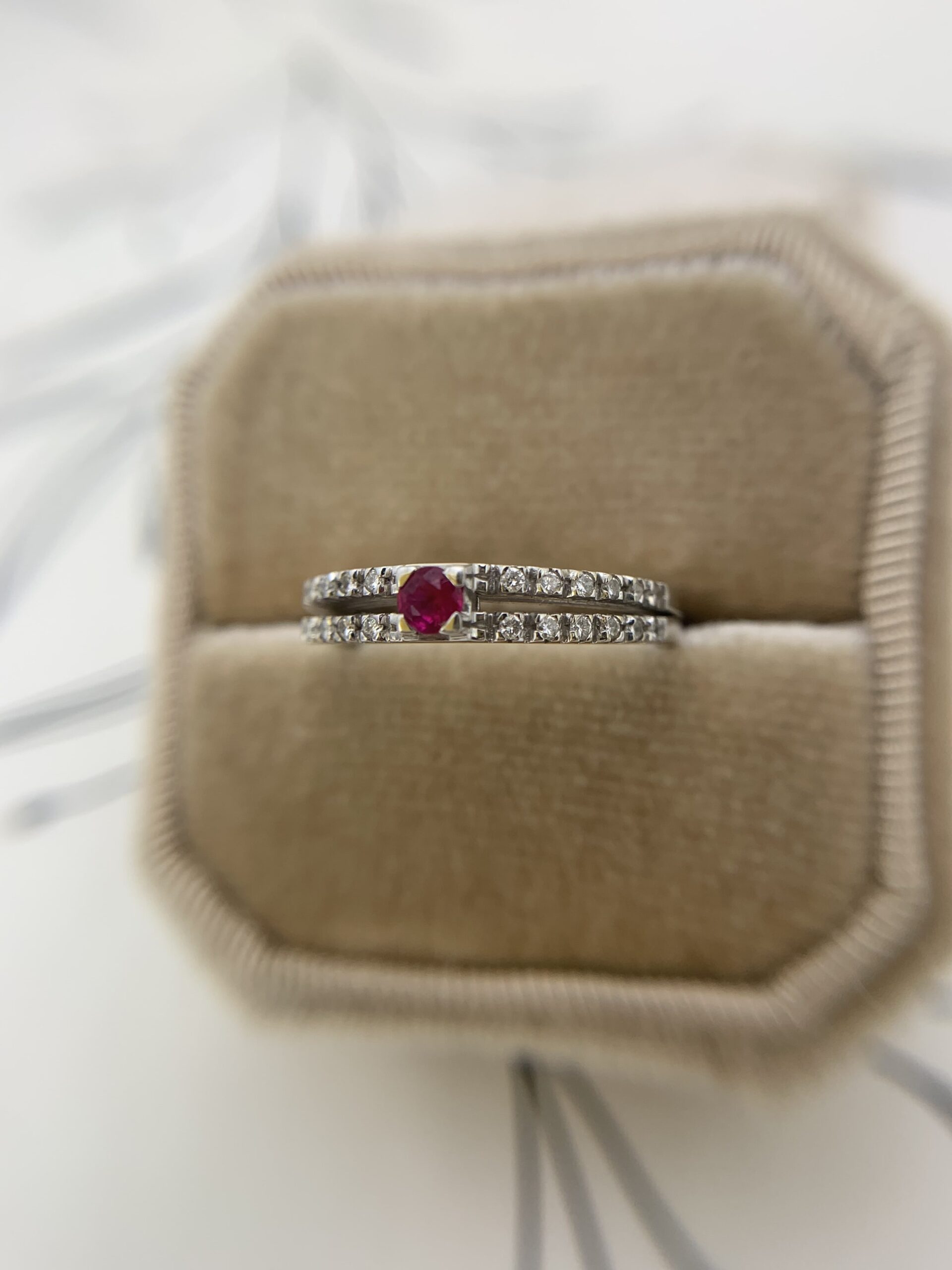 Cintillo rubí doble argolla diamantes - Imagen 3