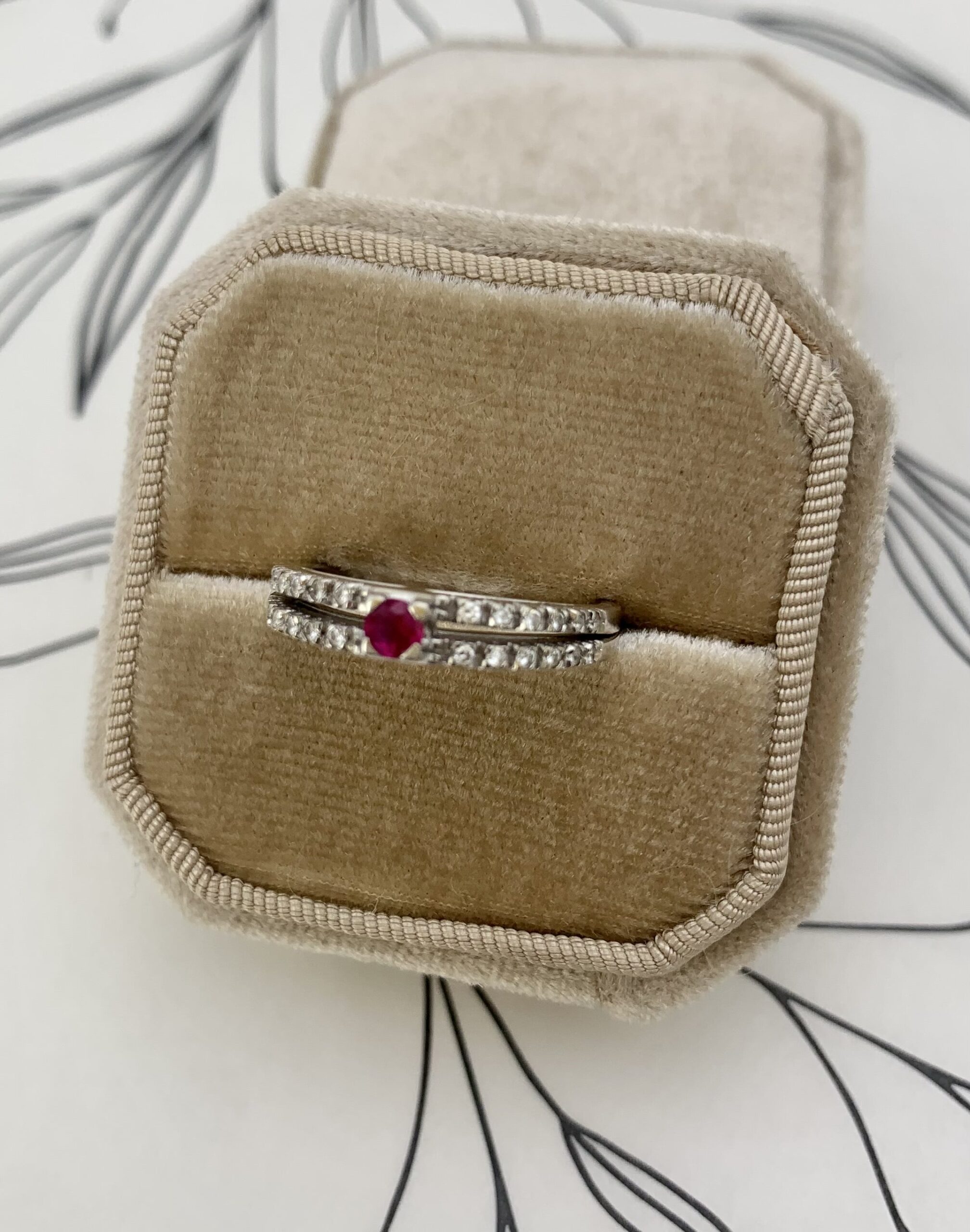 Cintillo rubí doble argolla diamantes - Imagen 2