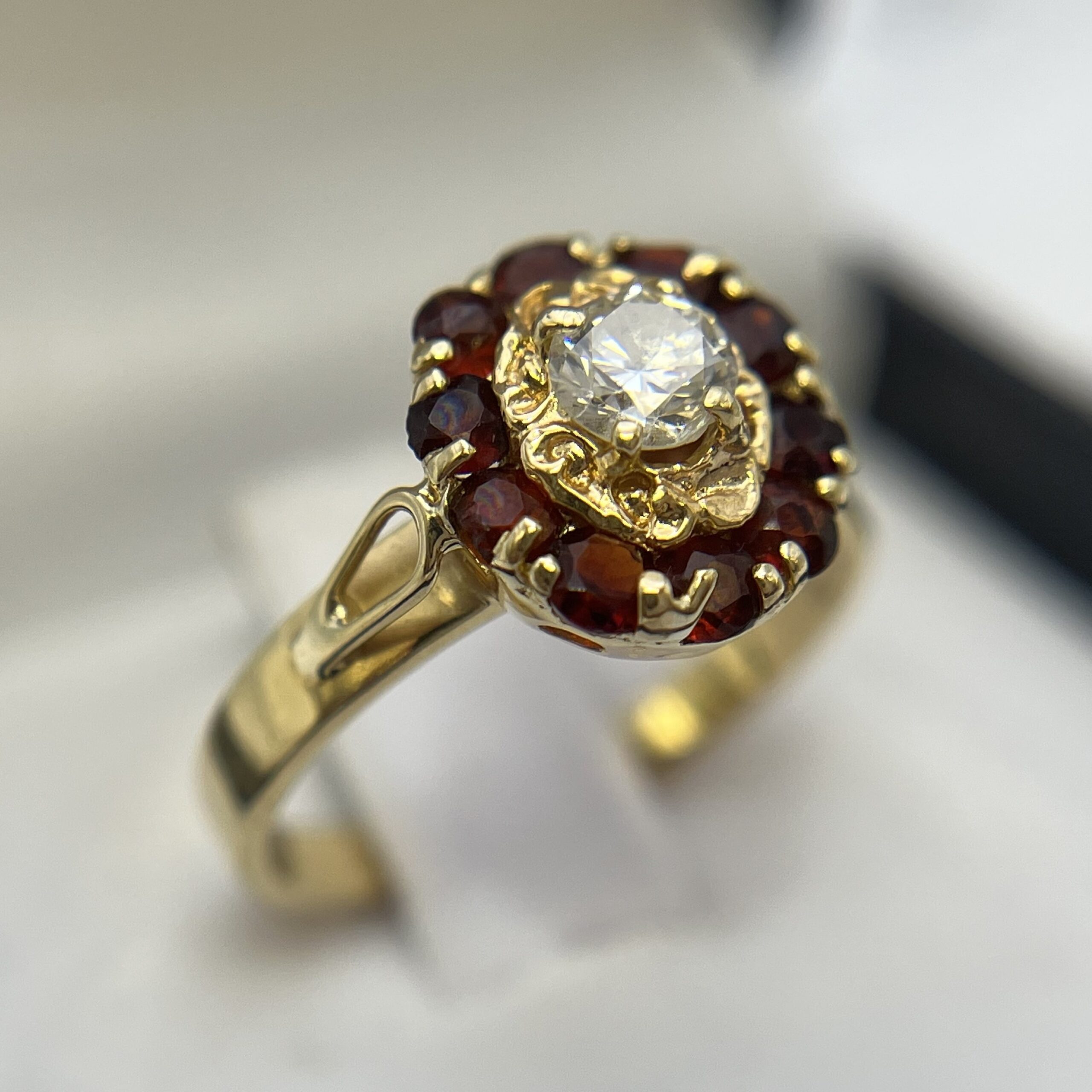 Solitario con granates