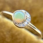 Anillo de ópalo con brillantes