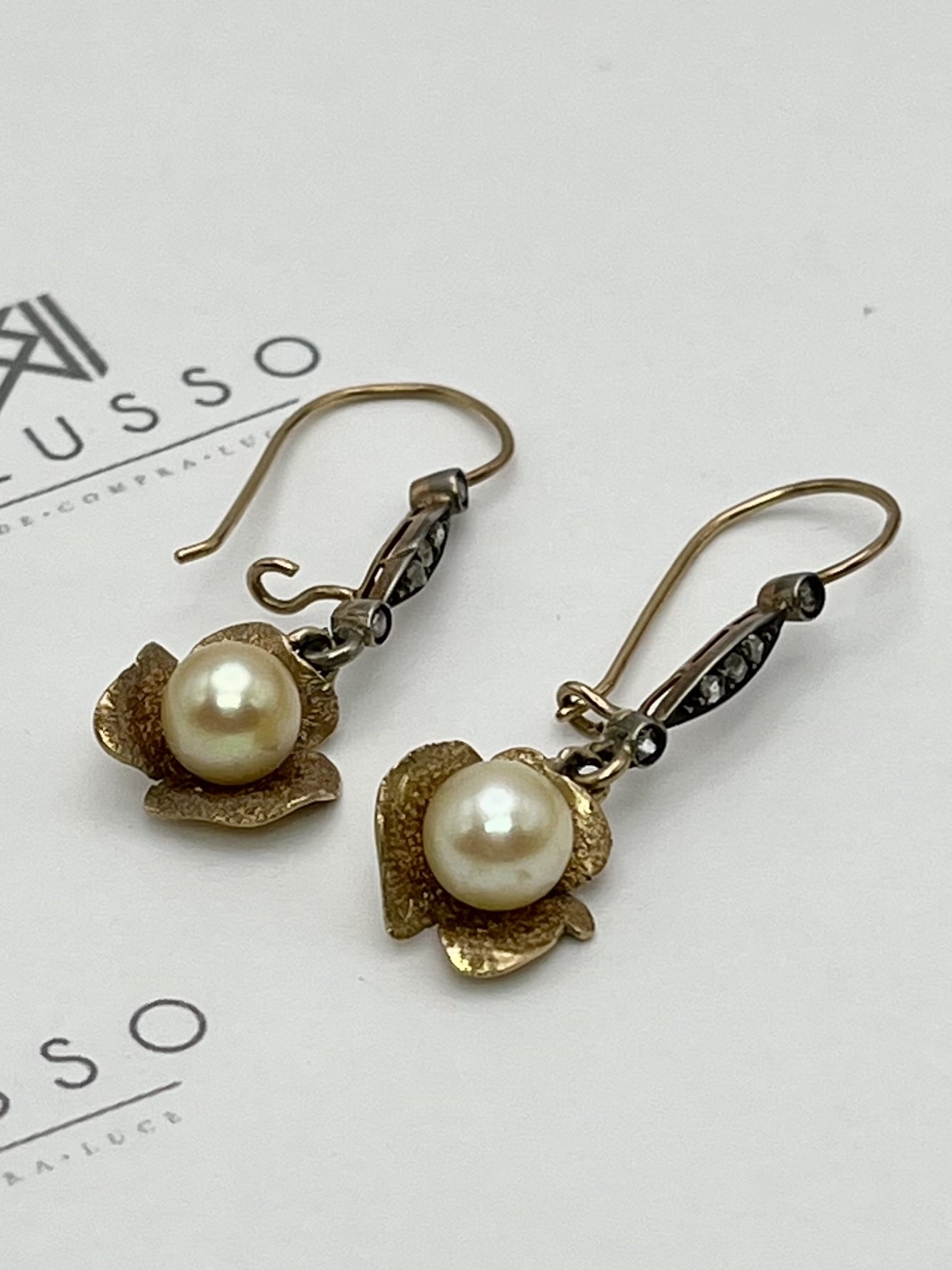 Aros de perlas tallado flor