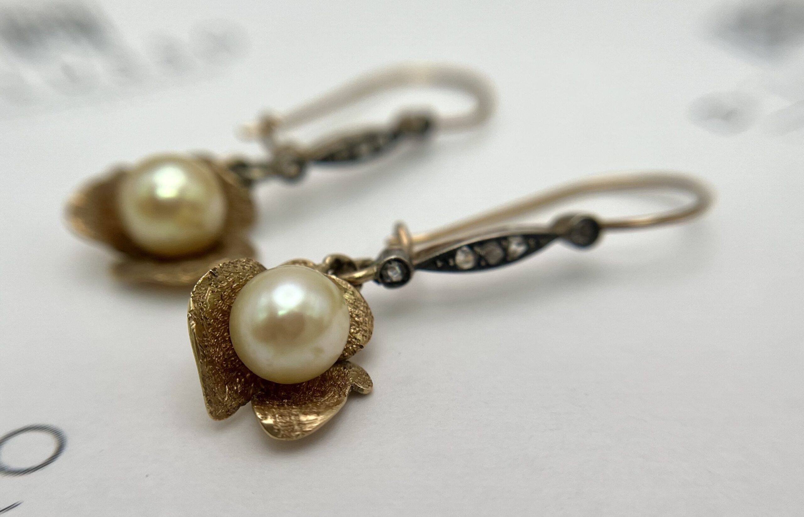 Aros de perlas tallado flor - Imagen 2