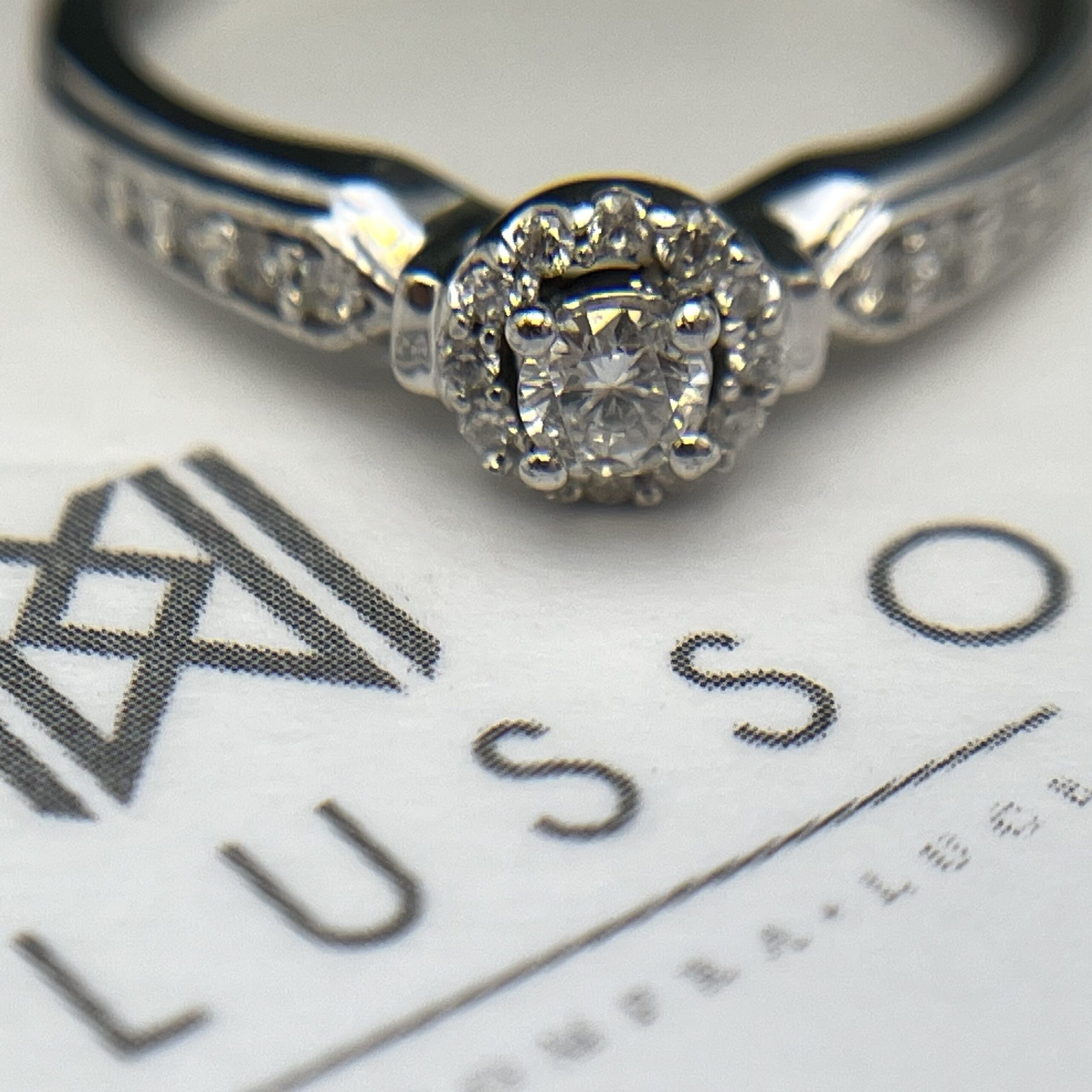 Anillo halo brillantes