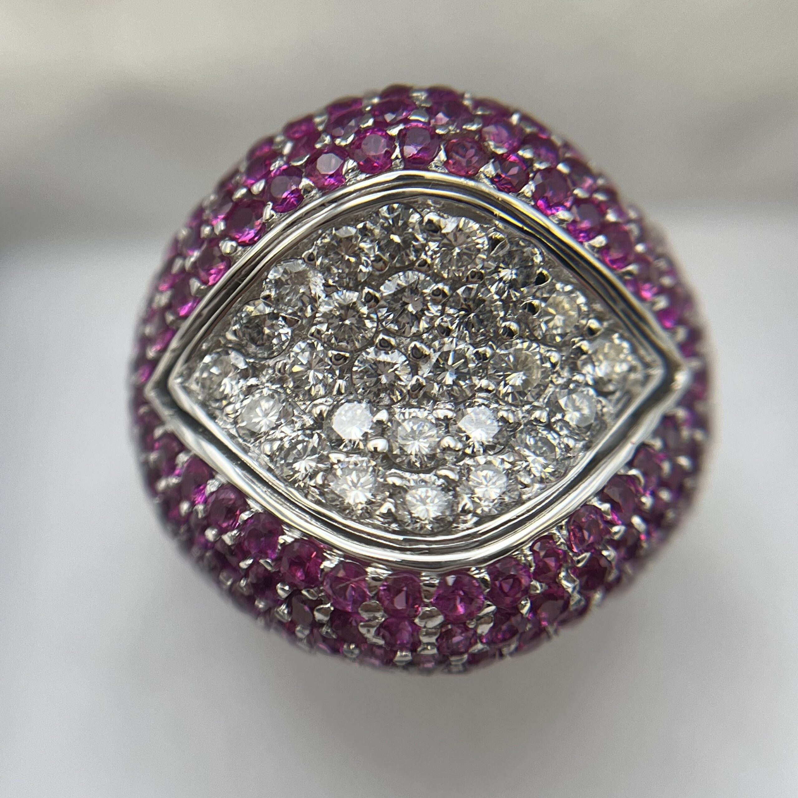 Anillo bombé brillantes y zafiros