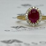 Anillo rubí con halo de brillantes