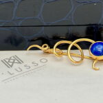 Broche de oro con lapislazuli