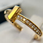 Anillo Tiffany cruz oro miel