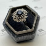 Anillo floral con zafiro