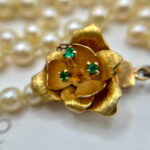 Collar perlas broche oro y esmeraldas