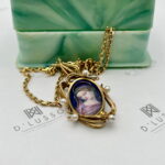 Collar de oro con imagen neoclásica