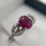 Anillo rubí y halos de diamantes