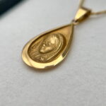 Collar con colgante virgen