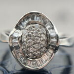 Anillo oval cluster y baguettes