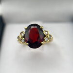 Anillo de granate y diamantes