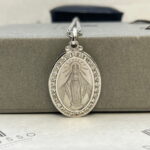 Collar con virgen de los rayos