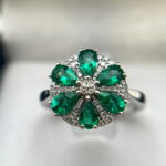 Anillo circular esmeraldas