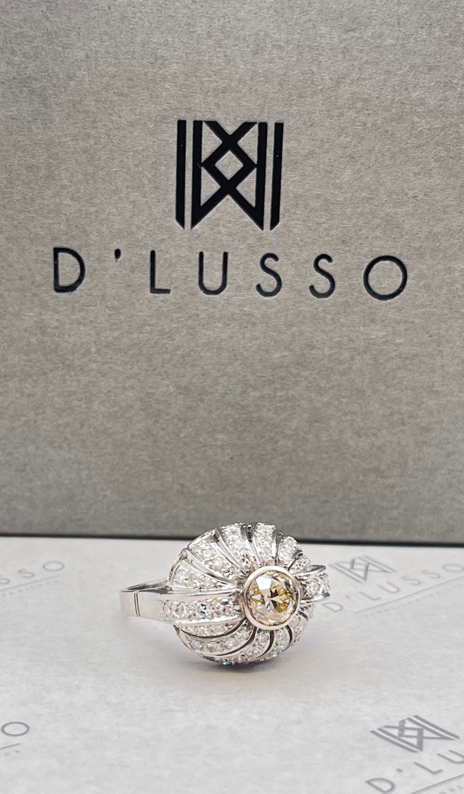 Anillo bombé platino diamantes - Imagen 4