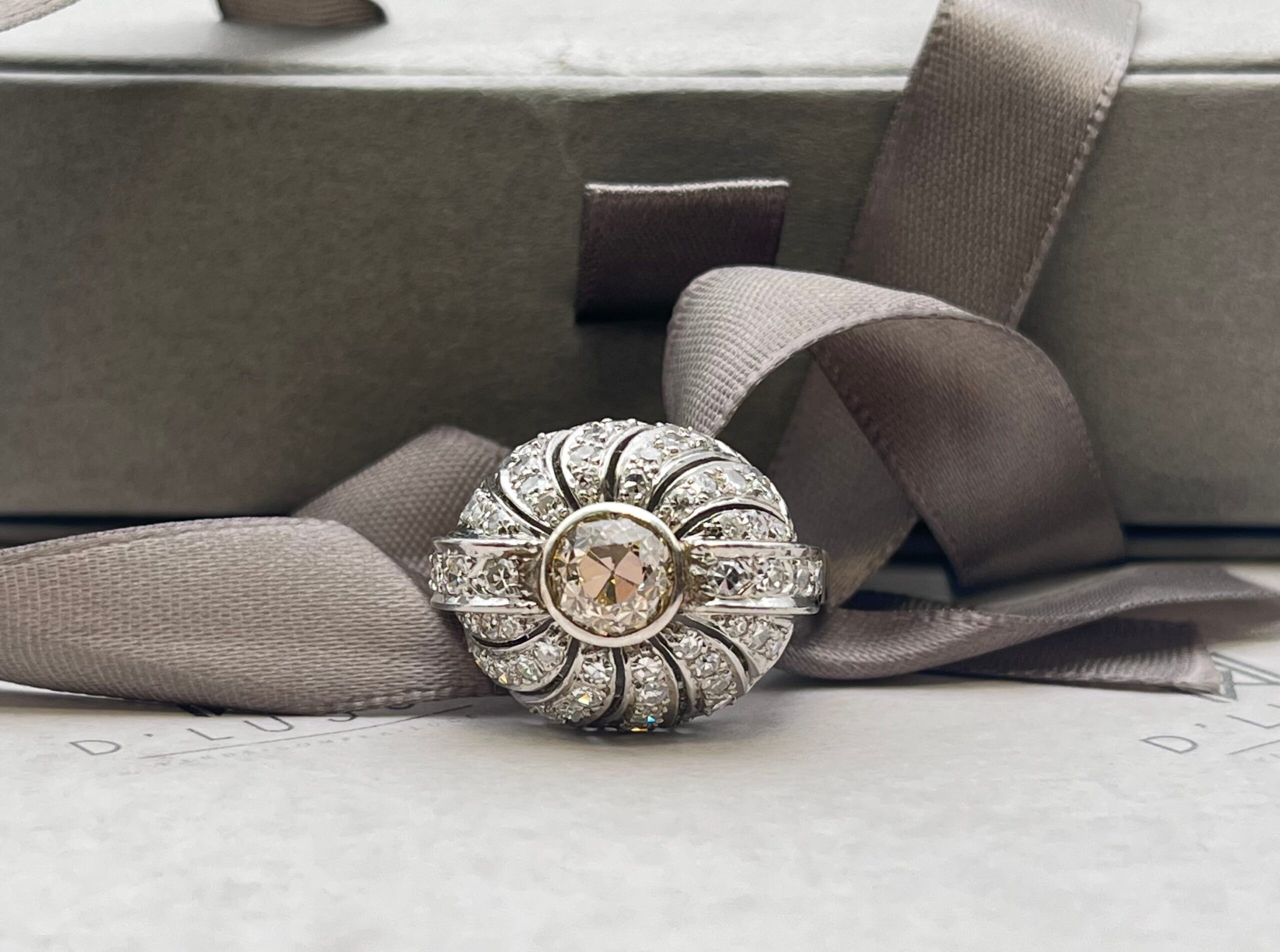 Anillo bombé platino diamantes - Imagen 7