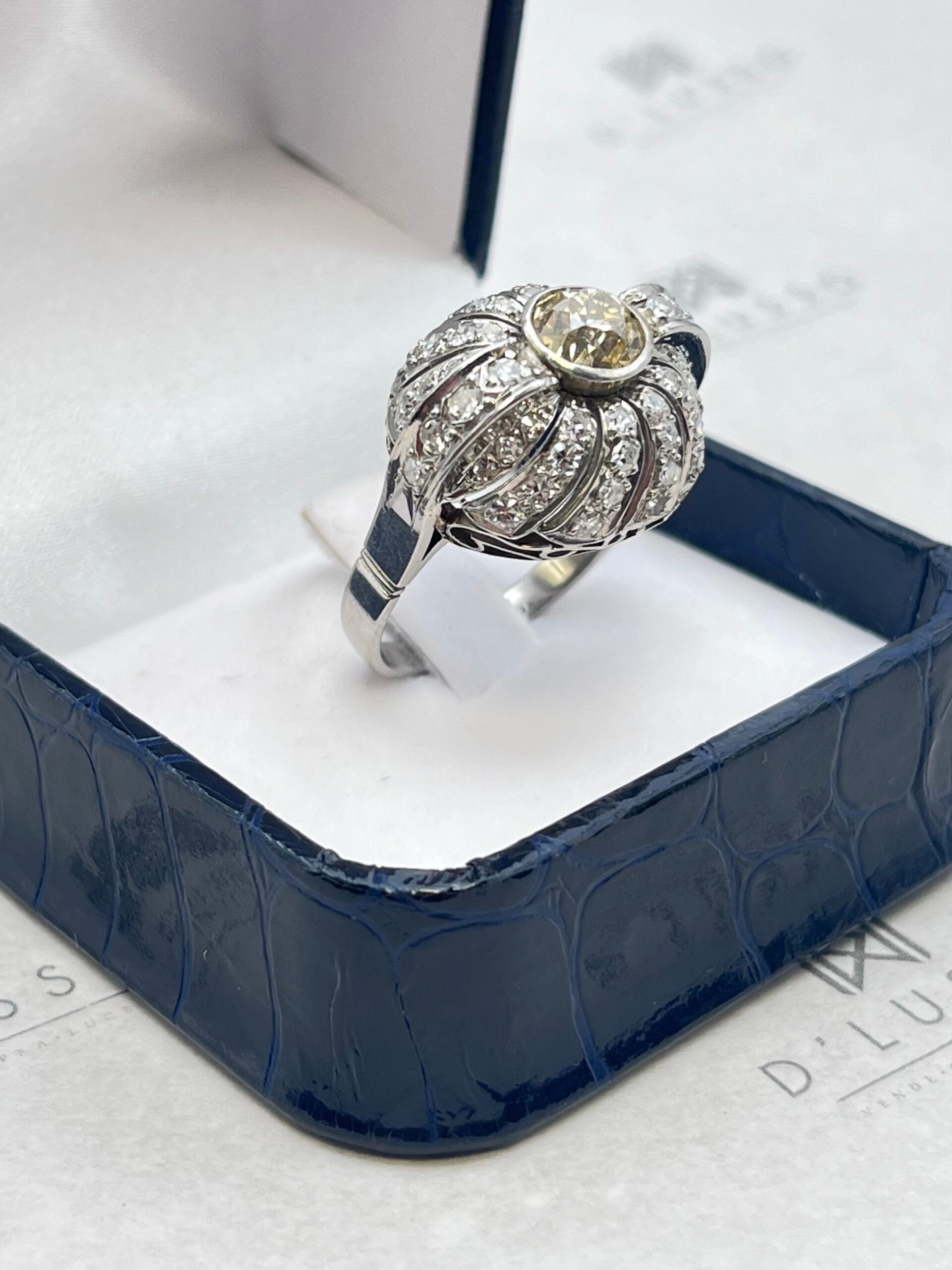 Anillo bombé platino diamantes - Imagen 5