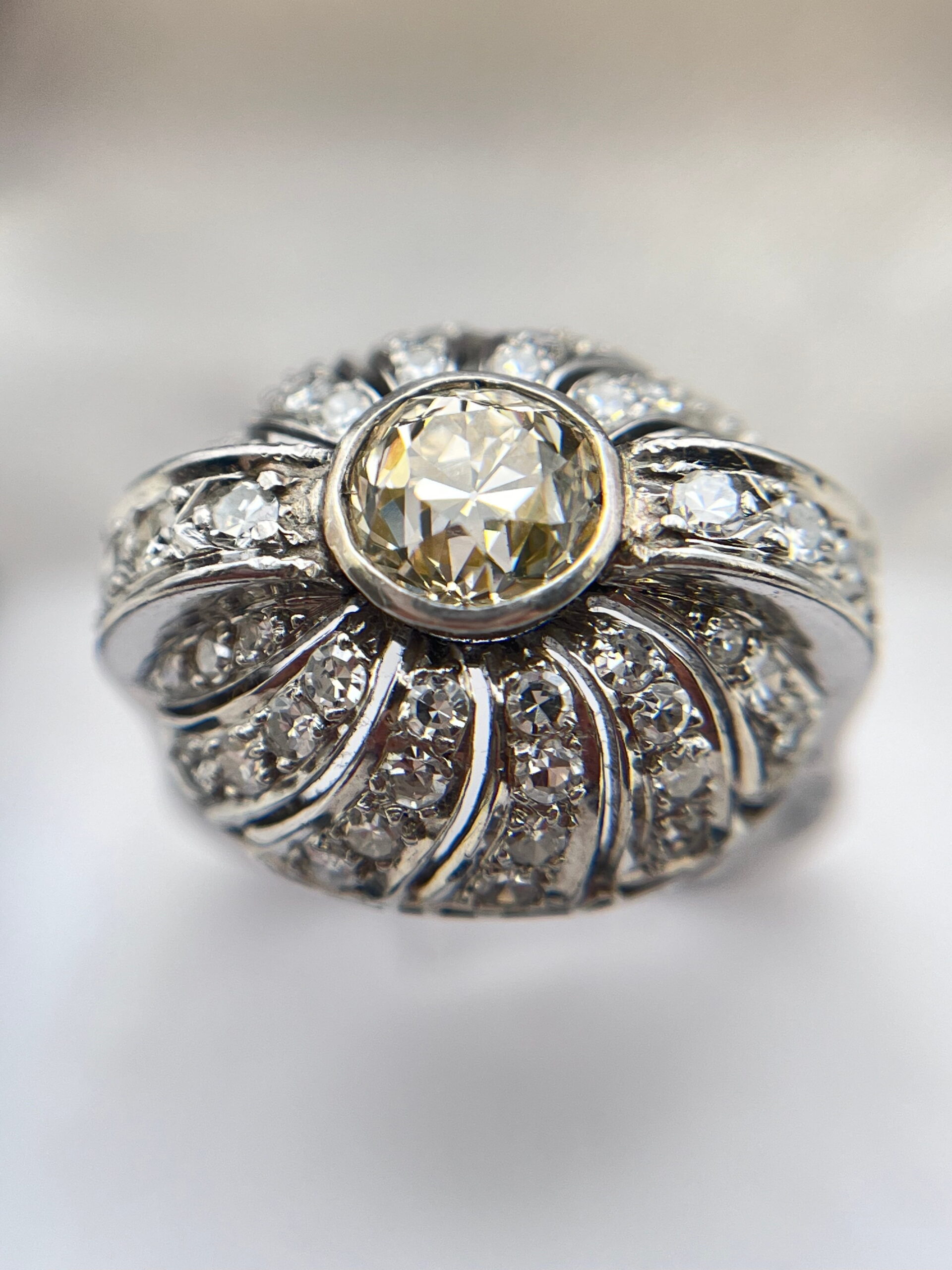 Anillo bombé platino diamantes - Imagen 3