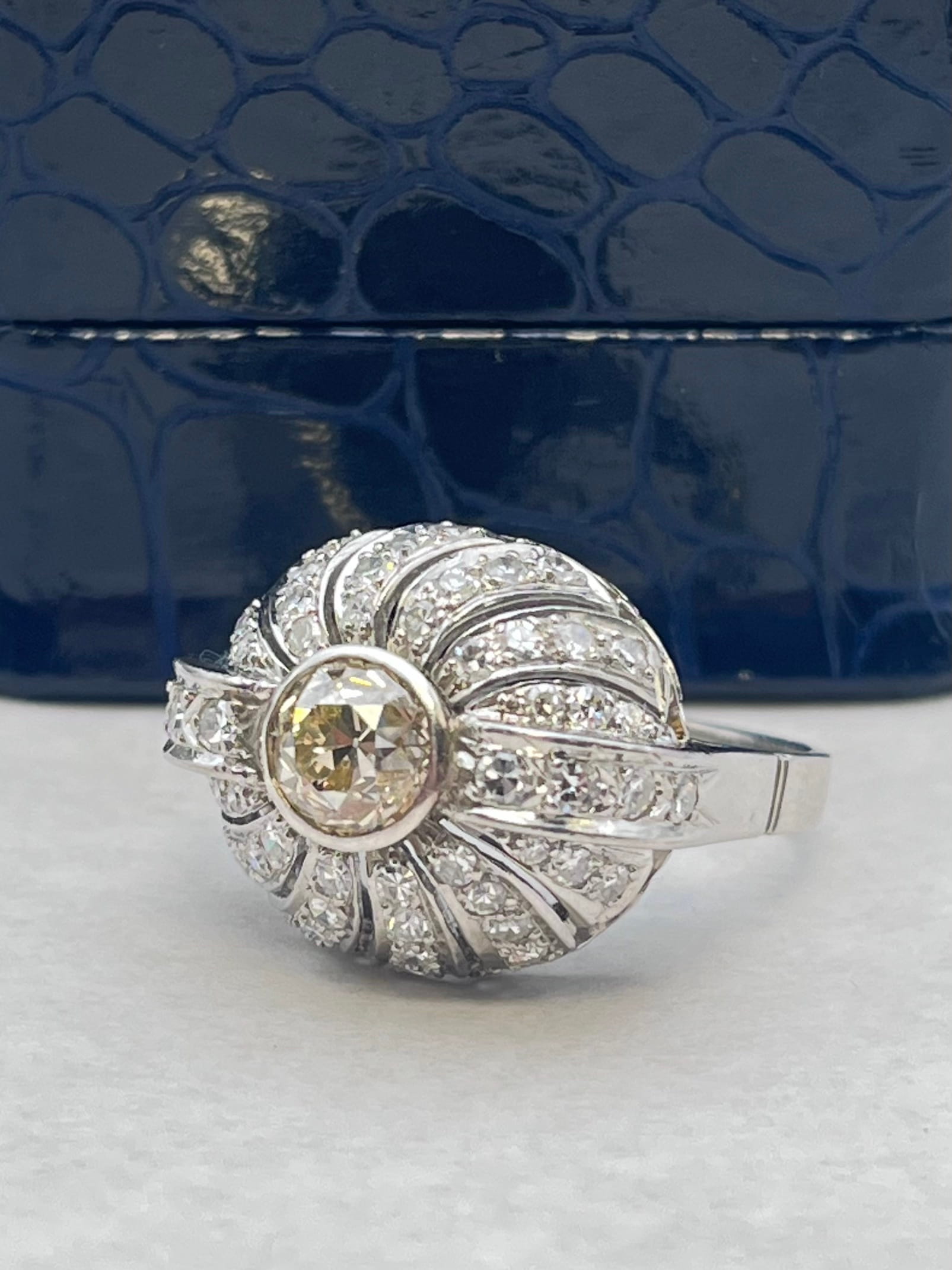 Anillo bombé platino diamantes