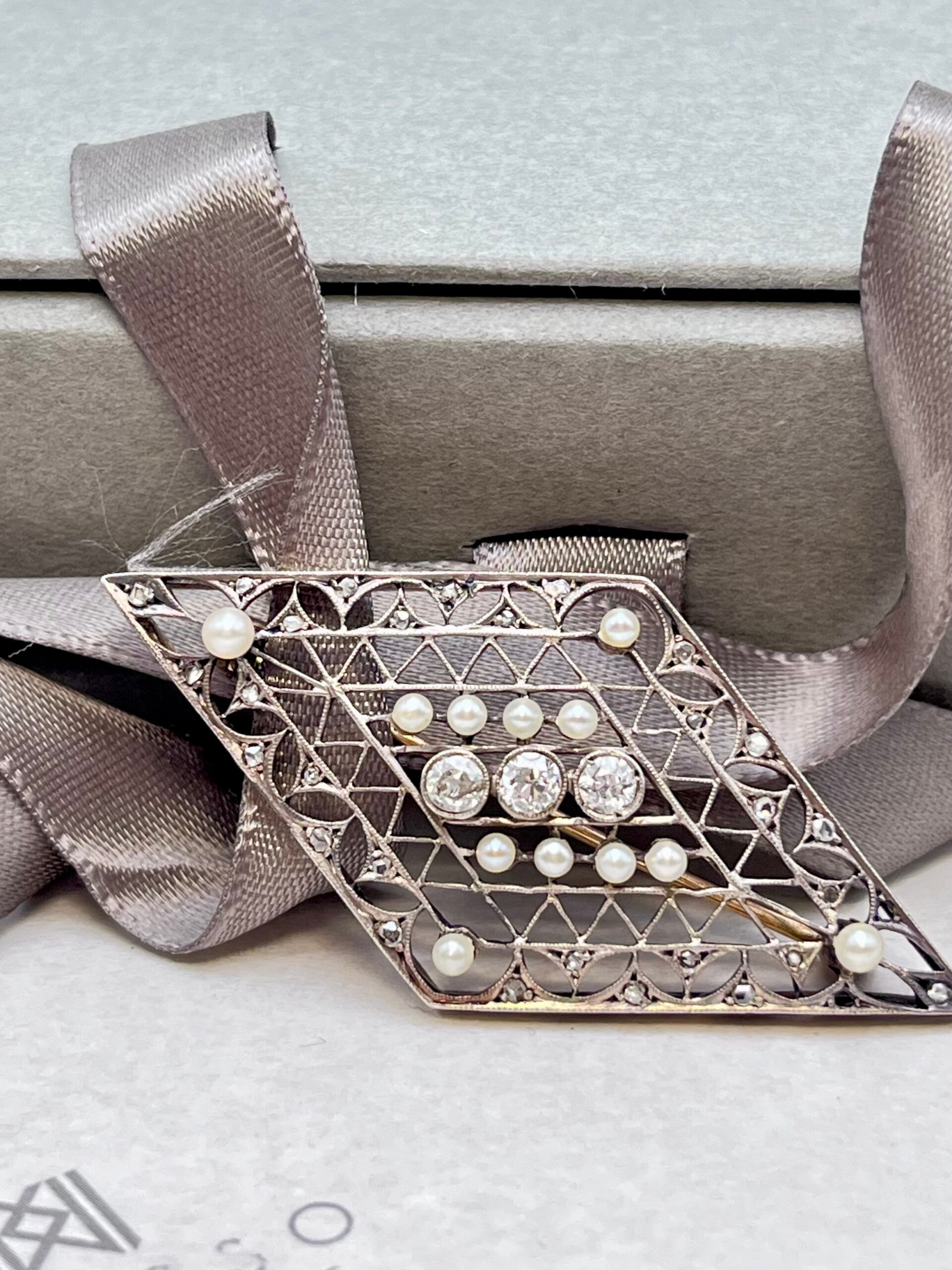 Prendedor perlas y diamantes
