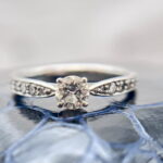 Solitario en cintillo Tiffany & Co.